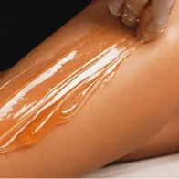 Epilation de la jambe d'une femme