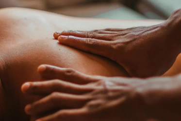 Massage du dos dans un athmosphère apaisant