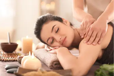 massage du dos avec des parfums